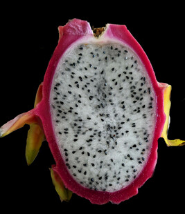 切开的白心火龙果