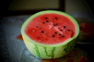 切开的新鲜红瓤西瓜