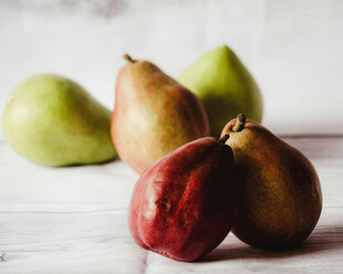 多彩梨子摆于浅色桌面上