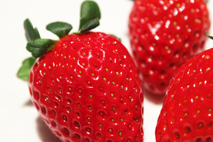 新鲜诱人的三颗红草莓