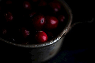 金属碗中的鲜红樱桃