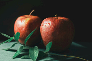 两个红苹果配绿叶