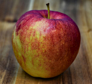 红黄色泽鲜苹果