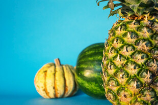 蓝背景下的菠萝与南瓜