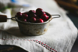 金属容器中的新鲜红樱桃