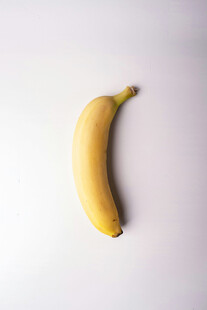 一根黄色弯曲的新鲜香蕉