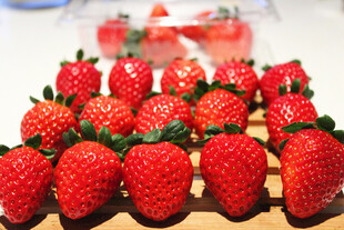 新鲜诱人的草莓整齐摆放
