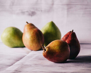 多彩梨子摆放在浅色台面上