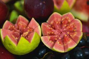 切开的新鲜无花果及水果