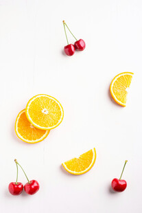 橙片与樱桃的清新组合