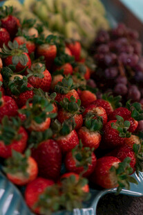 新鲜草莓与多样水果陈列