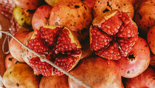 新鲜多汁的裂口石榴