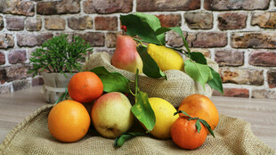 多彩鲜果摆放在质朴背景中