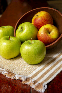 碗中青红苹果静物图