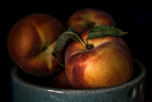 瓷碗中的新鲜水蜜桃