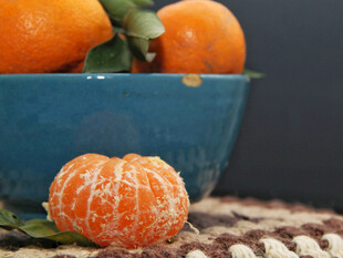 碗中橘子与剥好的橘子