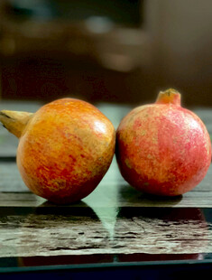 两个饱满的新鲜石榴