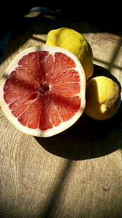 切开的红心西柚