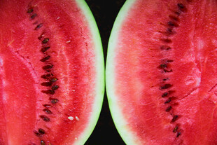 两半鲜红多汁的美味西瓜