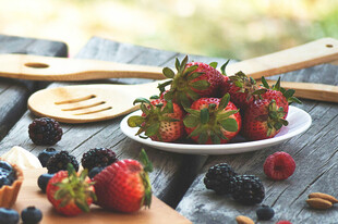 新鲜多样莓果摆于木桌