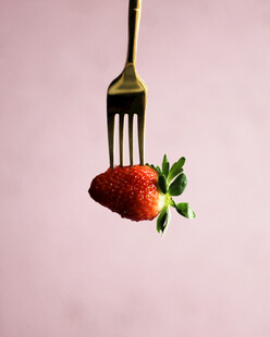 叉子上的新鲜草莓