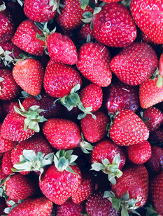 新鲜草莓满满堆成诱人景象