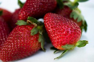 新鲜饱满的红颜草莓