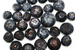 新鲜饱满的蓝莓果实