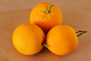 三个圆润鲜橙堆叠