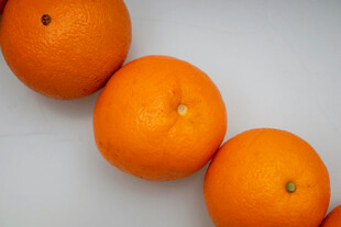 三个鲜橙摆放在一起