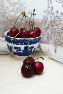 蓝白瓷碗中的新鲜樱桃