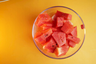 碗中鲜切西瓜块