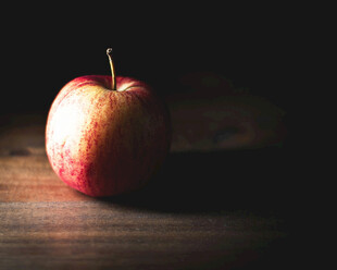 暗光下的红苹果