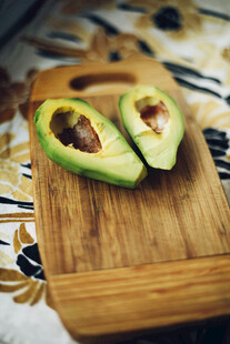 木盘上切开的新鲜牛油果