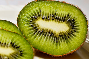 切开的新鲜猕猴桃果肉