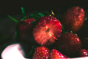 新鲜多汁红草莓