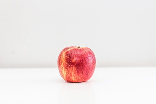 单个红苹果静物展示
