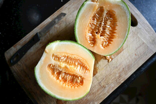 切开的香甜哈密瓜