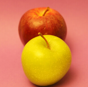 两个苹果与一个黄苹果