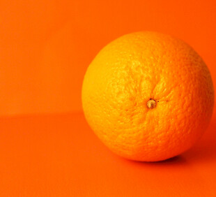 橙色背景上的鲜橙