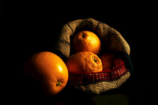 布袋中的新鲜橙子