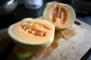 切开的香甜蜜瓜