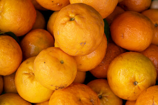 一堆饱满的新鲜橘子