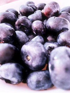 紫黑色饱满李子