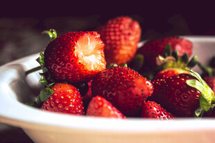 碗中新鲜诱人的红草莓