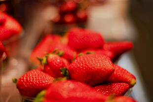 新鲜诱人的草莓堆叠