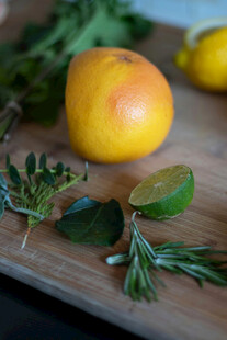 砧板上的多彩蔬果与香草