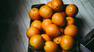 满满一箱新鲜橙子