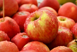 红嫩多汁的新鲜苹果