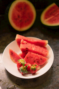盘中鲜切西瓜与草莓
